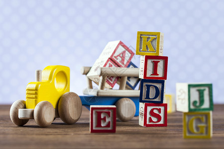 儿童世界玩具在木制背景上工作室拍摄背景图片
