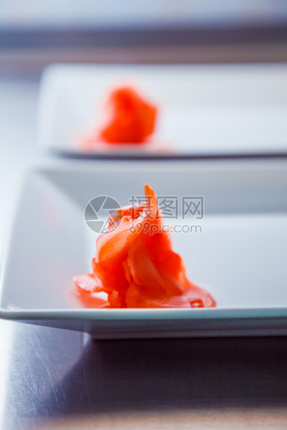 白盘上的红姜食物图片