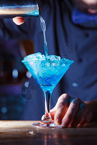 准备一个美丽的蓝色鸡尾酒图片