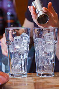 杯上玻璃中的冰块鸡尾酒背景图片