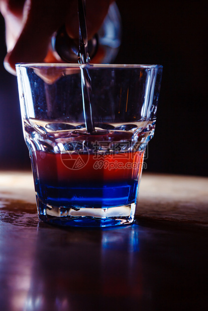 红色和蓝的异国鸡尾酒图片