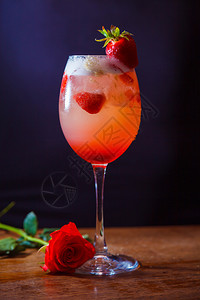 酒杯上加草莓的精饮料鸡尾图片
