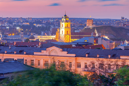日落时的城市景象维尔纽斯立陶宛城市的空中景象图片
