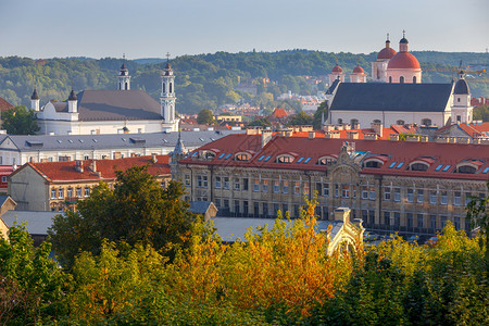 维尔纽斯历史中心的景象来自立陶宛的山维尔纽斯这座城市的空中景象图片