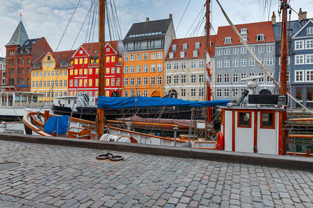 丹麦Nyhavn运河沿线的古老中世纪房屋和船只的多色外观哥本哈根Nyhavn频道在黎明图片