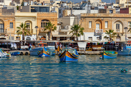 马耳他Marsaxlok港的Luzzi传统多色渔船马耳他Marsaxlok传统渔船马耳他Marsaxlok传统渔船图片