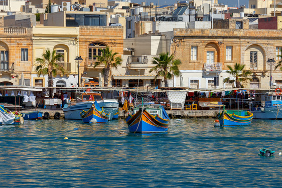 马耳他Marsaxlok港的Luzzi传统多色渔船马耳他Marsaxlok传统渔船马耳他Marsaxlok传统渔船图片