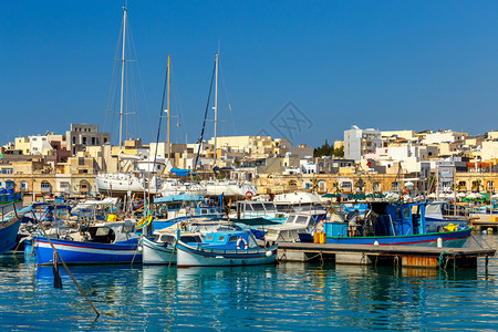 马耳他Marsaxlok港的Luzzi传统多色渔船马耳他Marsaxlok传统渔船马耳他Marsaxlok传统渔船图片