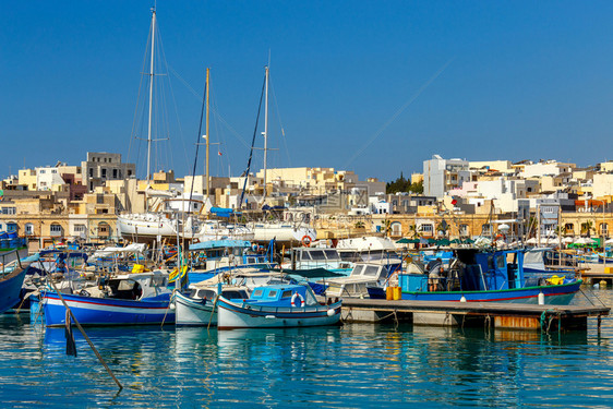 马耳他Marsaxlok港的Luzzi传统多色渔船马耳他Marsaxlok传统渔船马耳他Marsaxlok传统渔船图片