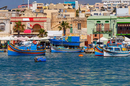 马耳他Marsaxlok港的Luzzi传统多色渔船马耳他Marsaxlok传统渔船马耳他Marsaxlok传统渔船图片
