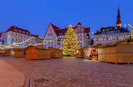 圣诞展和树在爱沙尼亚塔林的市政厅广场塔林圣诞节的市政厅广场图片
