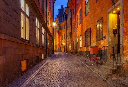 瑞典斯德哥尔摩晚上的老街图片