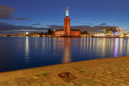 夜间照明时在水边的市政厅瑞典斯德哥尔摩日落时在斯德哥尔摩市政厅图片