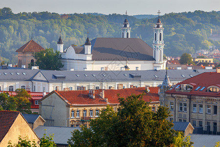 维尔纽斯历史中心的景象来自立陶宛的山维尔纽斯这座城市的空中景象图片