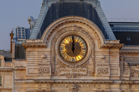 旧时钟停在城塔石上巴黎法国塔上的时钟停在图片
