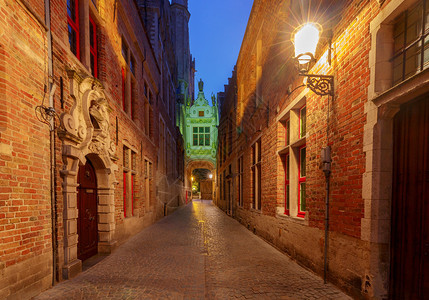 黄昏时市政厅附近古老的中世纪街景比利时布鲁格旧的中世纪街图片