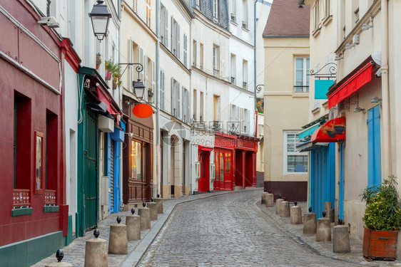 清晨蒙马特尔山的老旧街道巴黎法国蒙马特尔山的老街道图片