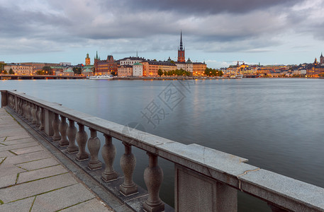 日落时夜照明的城市堤坝斯德哥尔摩瑞典日落时的城市堤坝图片