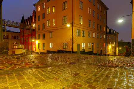 旧的中世纪传统街道在夜间照明斯德哥尔摩瑞典旧的街道在夜间背景图片
