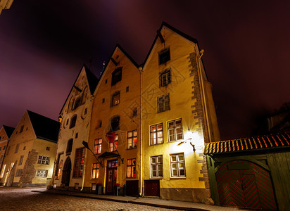 古老的中世纪街晚上建三个姐妹爱沙尼亚塔林古老的建筑三姐妹图片