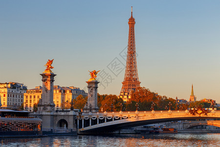 亚历山大三世桥黎明穿过塞纳河巴黎法国图片