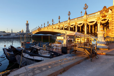 亚历山大三世桥黎明穿过塞纳河巴黎法国图片