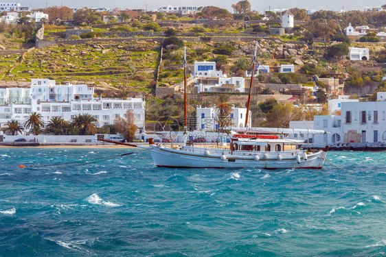 米科诺斯希腊海湾的渔船图片