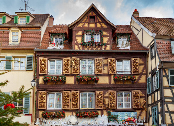 城市历史地段传统的半木结构房屋装饰有圣诞玩具阿尔萨斯法国科尔马科尔马市为圣诞节而装饰图片