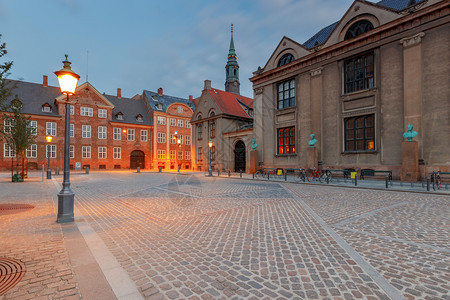 主楼和广场在大学前早上哥本哈根丹麦哥本哈根大学楼图片