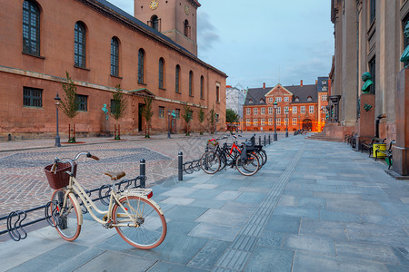 主楼和广场在大学前早上哥本哈根丹麦哥本哈根大学楼高清图片