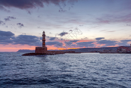 黎明时分在威尼斯港的旧石灯塔夏妮亚克里特夏妮亚希腊的灯塔图片