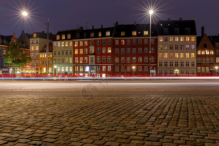 夜间照明中城市堤防的景象哥本哈根丹麦夜间城市堤防图片