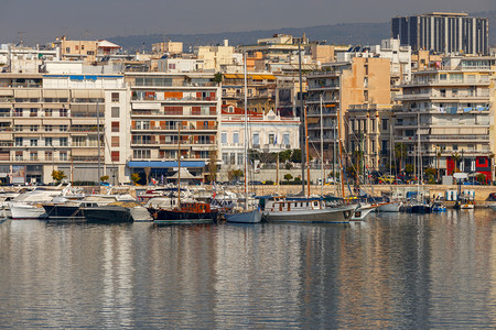 在阳光明媚的一天在比雷埃乌斯港的游艇和船雅典希腊皮雷乌斯港图片