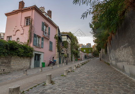 清晨蒙马特尔山的旧街道巴黎法国蒙马特尔山的著名老街道图片