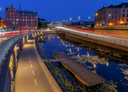 瑞典斯德哥尔摩日出时的城市银行图片
