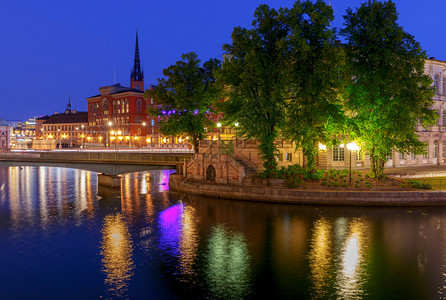瑞典斯德哥尔摩日出时的城市银行图片