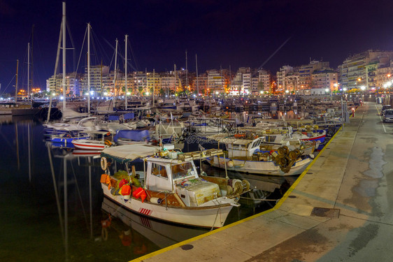 夜间在比雷埃乌斯港的游艇和船只雅典希腊皮雷乌斯港图片