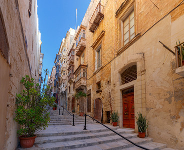 马耳他瓦莱塔古老的中世纪小街背景图片