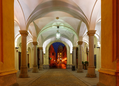 旧的中世纪市场广的画廊在夜光灯下沃克拉夫波兰市场广在夜里图片