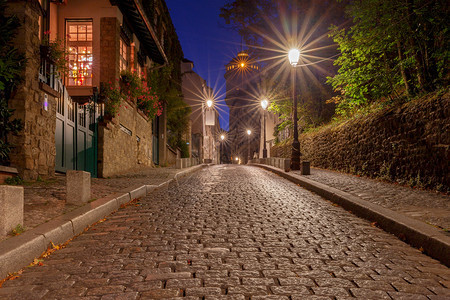 巴黎法国蒙马特尔山的老街背景图片