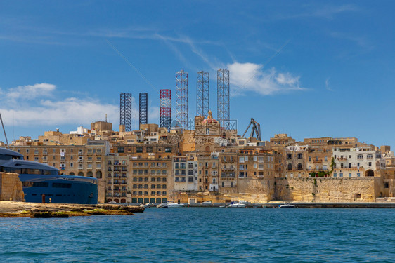 港口和的石油钻井马耳他瓦莱塔旧港口和图片