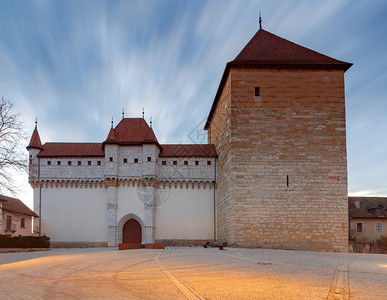 城市广场和堡垒的外墙在早晨安妮西法国早安旧城背景图片