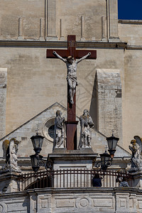 基督的伍德雕塑被钉在上的图片