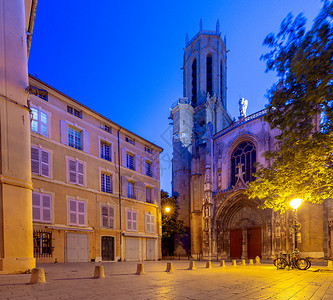 旧天主教堂的外观夜间照明法国普罗旺斯的艾克日出时古天主教堂的外观图片