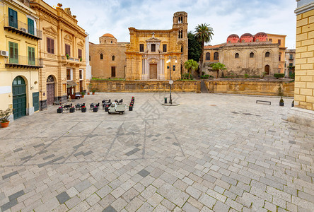 著名中世纪的马托拉纳和圣加泰罗尼亚教堂位于贝利尼广场巴勒莫西里意大利巴勒莫马托拉纳古老的石头教堂贝利尼广场图片