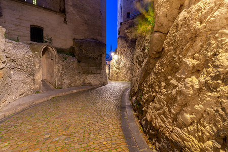 法国普罗旺斯阿维尼翁古老的狭窄街道城市历史中心图片