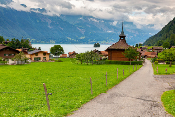 传统的瑞士村庄Iseltwald教堂位于著名的瑞士布赖恩斯湖图片