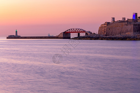 古代中世纪城市和日出海湾的景象马耳他瓦莱塔沿岸和日出港口图片