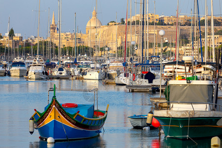马耳他瓦莱塔港传统多色Luzzu渔船和游艇马耳他瓦莱塔港图片