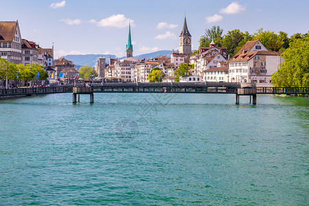 城市堤坝和钟塔的景象苏黎世瑞士城市堤坝和旧房子的外表图片